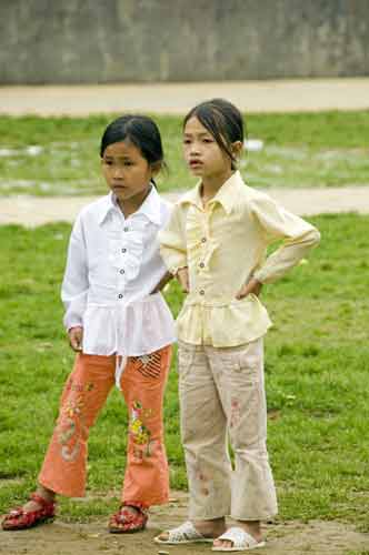 vietnamese sisters-AsiaPhotoStock
