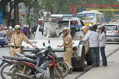 traffic police remove bike-AsiaPhotoStock