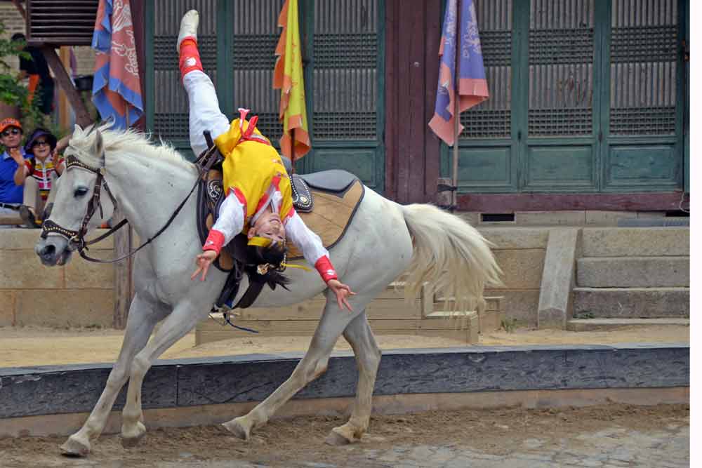 daring horse riding-AsiaPhotoStock