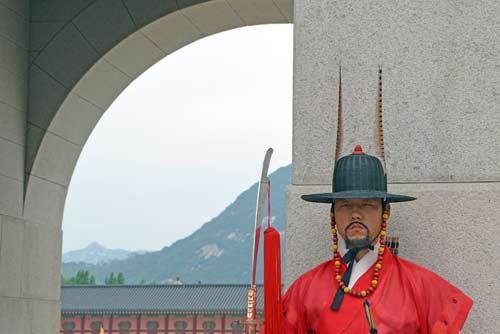 guard Gyeongbokgung-AsiaPhotoStock