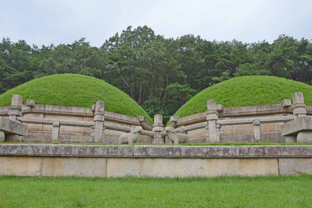 kongmin tomb-AsiaPhotoStock