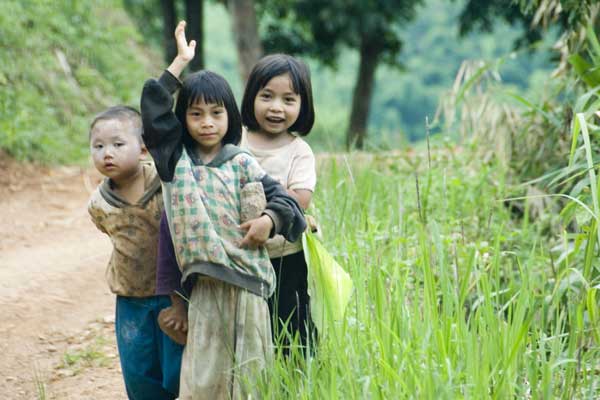 lisu children waving-AsiaPhotoStock