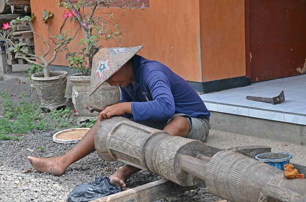 mas village carver-AsiaPhotoStock