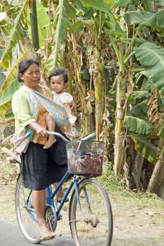 mum and bike-AsiaPhotoStock
