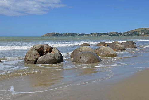 spherical moeraki boulders-AsiaPhotoStock