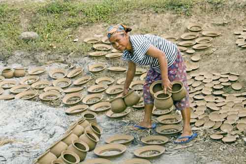 sorting pottery-AsiaPhotoStock