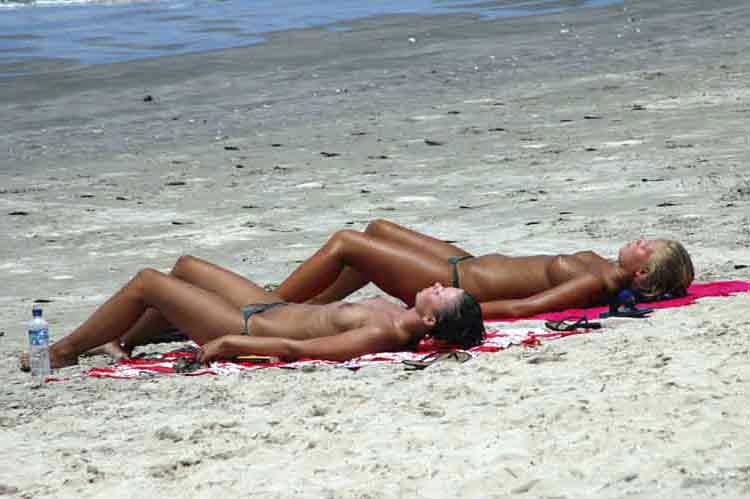 topless sunbathing-AsiaPhotoStock