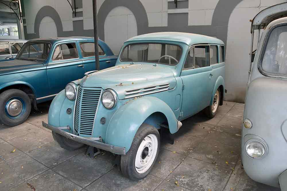 vintage car HCMC museum-AsiaPhotoStock