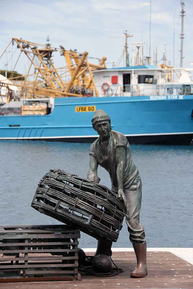 10-fisherman-statue.jpg-asia photo stock